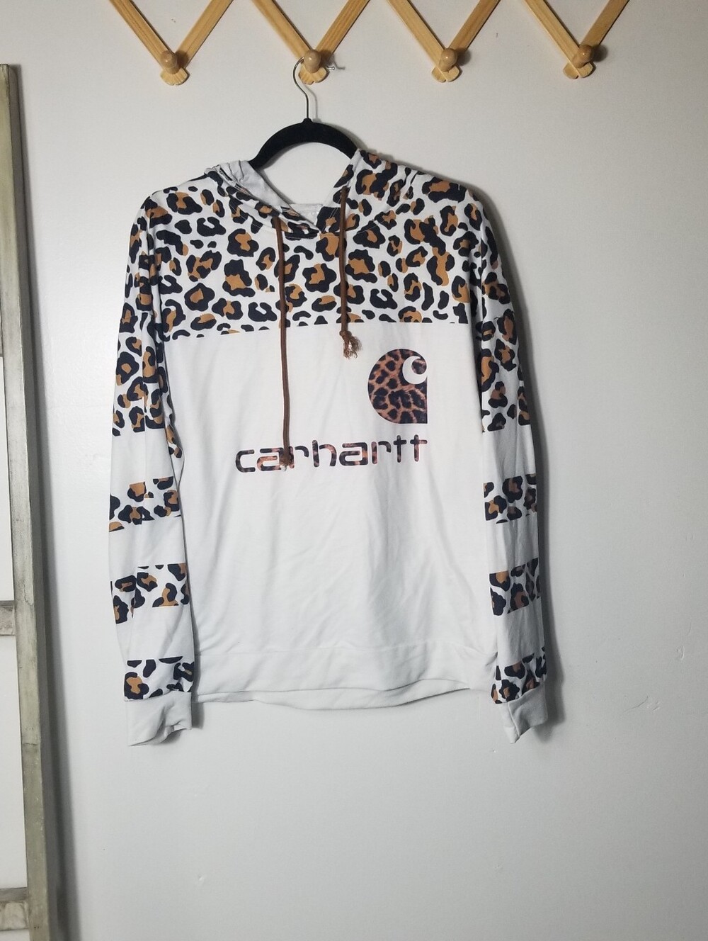 GENERIC WOMEN'S LEOPARD PRINT LIGHTER HOODIE SIZE LARGE